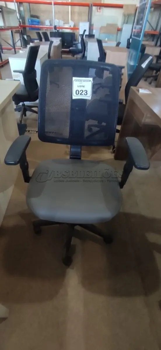 LOTE 023 - 01 CADEIRA GIRATÓRIA FLIP LIGHT EXECUTIVA COM ASSENTO CINTA E ENCOSTO DE TELA PRETA. (NO ESTADO) ATENÇÃO! FAZER A VISITAÇÃO ANTES DE ARREMATAR, NÃO SABEMOS SE FUNCIONA, LEILÃO NÃO TEM GARANTIA E NEM DEVOLUÇÃO, SUJEITO A POSSÍVEIS AVARIAS VISÍVEIS/OCULTAS E/OU AUSÊNCIA DE COMPONENTES.