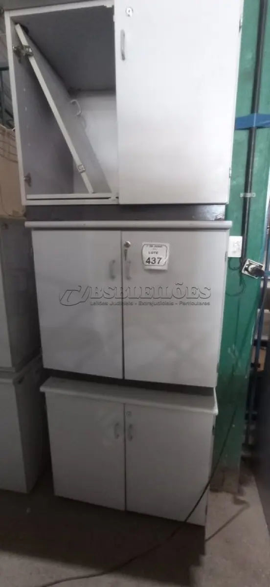 LOTE 437 - 03 ARMÁRIOS BAIXO EM MADEIRA COM PORTAS. (NO ESTADO) ATENÇÃO! FAZER A VISITAÇÃO ANTES DE ARREMATAR, NÃO SABEMOS SE FUNCIONA, LEILÃO NÃO TEM GARANTIA E NEM DEVOLUÇÃO, SUJEITO A POSSÍVEIS AVARIAS VISÍVEIS/OCULTAS E/OU AUSÊNCIA DE COMPONENTES.