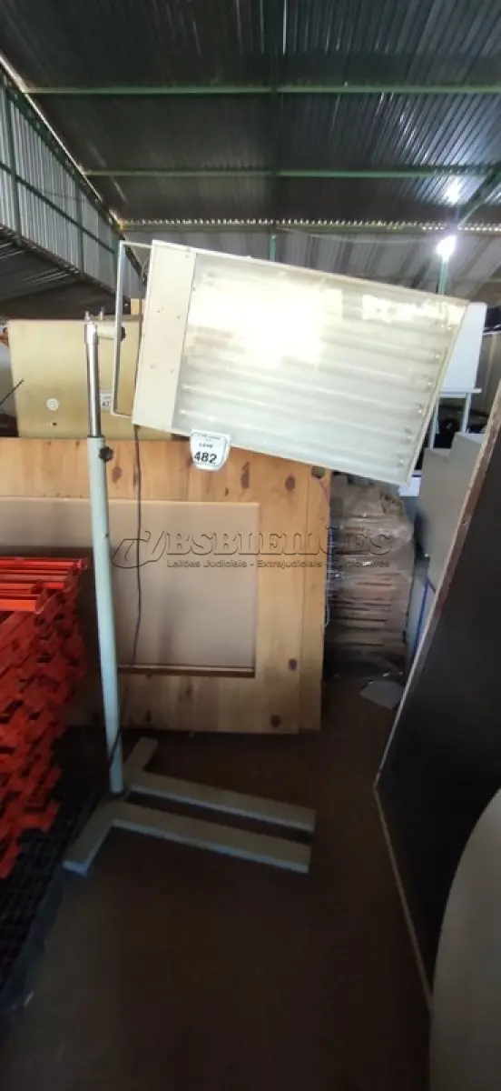 LOTE 482 - 01 LUMINÁRIA FLUORESCENTE COM AJUSTE DE ALTURA. (NO ESTADO) ATENÇÃO! FAZER A VISITAÇÃO ANTES DE ARREMATAR, NÃO SABEMOS SE FUNCIONA, LEILÃO NÃO TEM GARANTIA E NEM DEVOLUÇÃO, SUJEITO A POSSÍVEIS AVARIAS VISÍVEIS/OCULTAS E/OU AUSÊNCIA DE COMPONENTES.