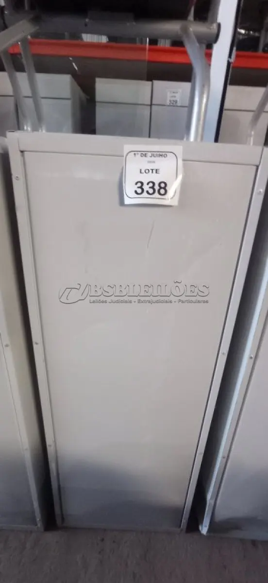 LOTE 338 - 01 ARQUIVO DE AÇO COM 04 GAVETAS. (NO ESTADO) ATENÇÃO! FAZER A VISITAÇÃO ANTES DE ARREMATAR, NÃO SABEMOS SE FUNCIONA, LEILÃO NÃO TEM GARANTIA E NEM DEVOLUÇÃO, SUJEITO A POSSÍVEIS AVARIAS VISÍVEIS/OCULTAS E/OU AUSÊNCIA DE COMPONENTES.