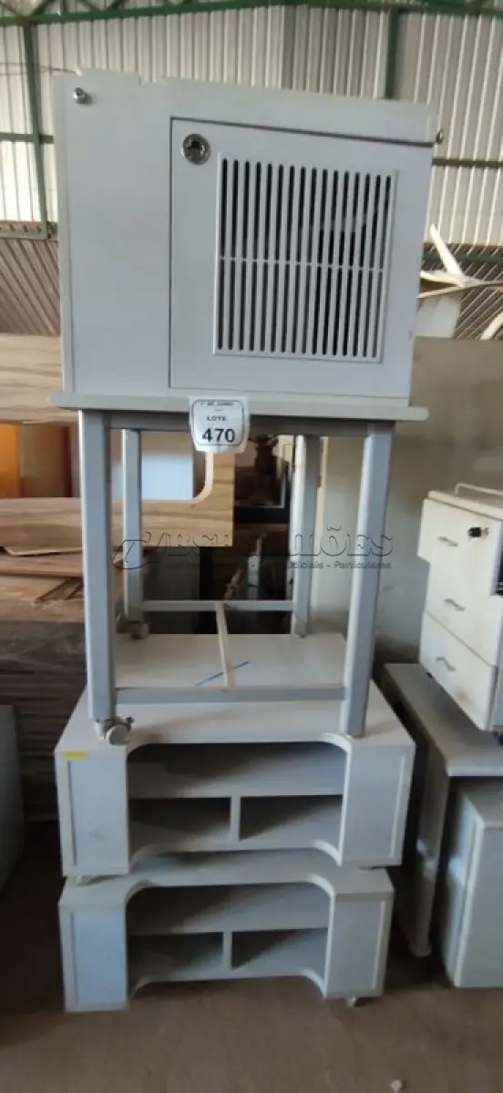 LOTE 470 - 02 RACKS BAIXOS COM RODINHAS, 01 MESA E 01 ARMÁRIO PARA CPU COM 01 GAVETA E 01 PORTA. (NO ESTADO) ATENÇÃO! FAZER A VISITAÇÃO ANTES DE ARREMATAR, NÃO SABEMOS SE FUNCIONA, LEILÃO NÃO TEM GARANTIA E NEM DEVOLUÇÃO, SUJEITO A POSSÍVEIS AVARIAS VISÍVEIS/OCULTAS E/OU AUSÊNCIA DE COMPONENTES.
