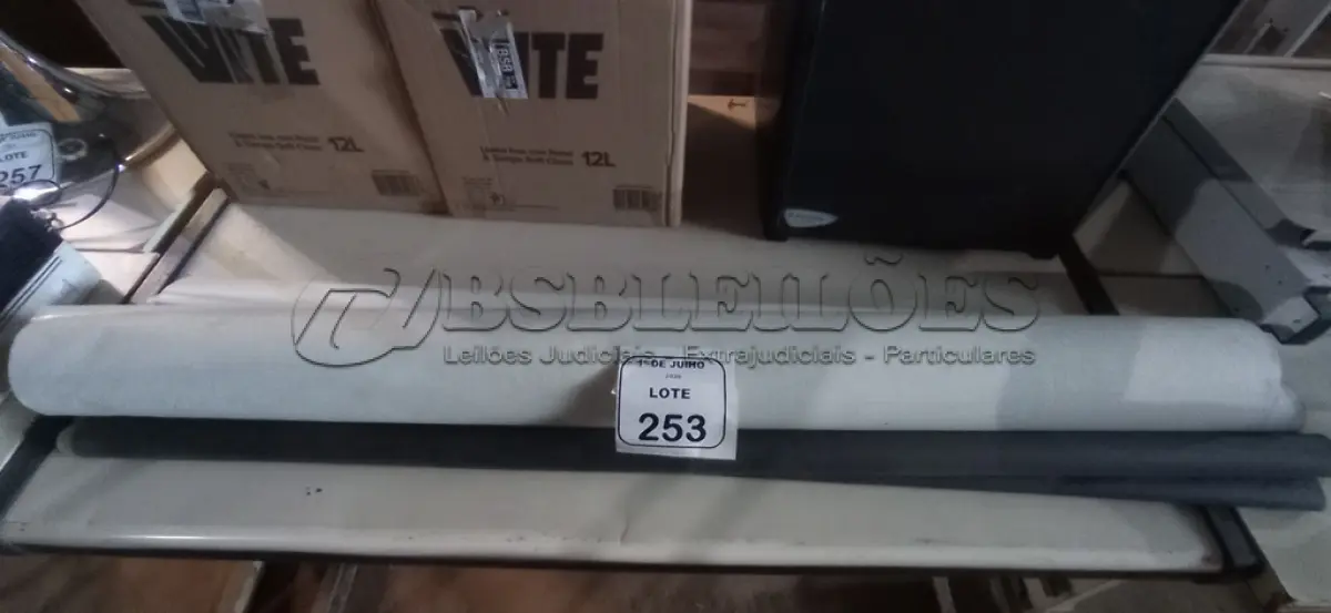 LOTE 253 - 02 CORTINAS E 01 BANNER. (NO ESTADO) ATENÇÃO! FAZER A VISITAÇÃO ANTES DE ARREMATAR, NÃO SABEMOS SE FUNCIONA, LEILÃO NÃO TEM GARANTIA E NEM DEVOLUÇÃO, SUJEITO A POSSÍVEIS AVARIAS VISÍVEIS/OCULTAS E/OU AUSÊNCIA DE COMPONENTES.