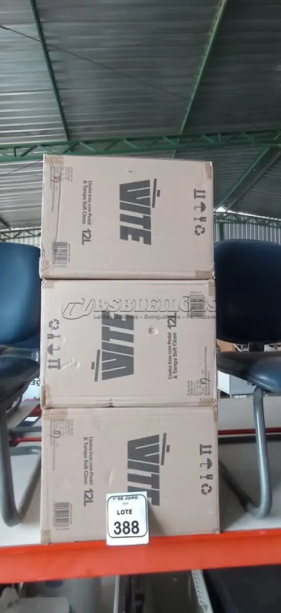 LOTE 388 - 03 LIXEIRAS EM INOX COM PEDAL SEM TAMPA. (NO ESTADO) ATENÇÃO! FAZER A VISITAÇÃO ANTES DE ARREMATAR, NÃO SABEMOS SE FUNCIONA, LEILÃO NÃO TEM GARANTIA E NEM DEVOLUÇÃO, SUJEITO A POSSÍVEIS AVARIAS VISÍVEIS/OCULTAS E/OU AUSÊNCIA DE COMPONENTES.