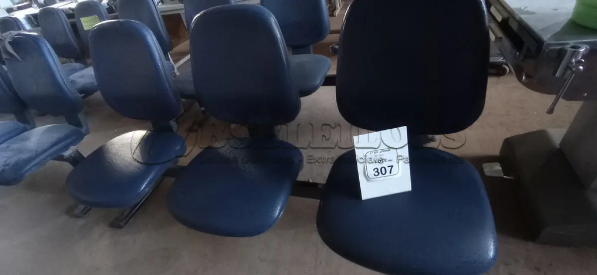 LOTE 307 - 01 CADEIRA TIPO LONGARINA COM 03 LUGARES. (NO ESTADO) ATENÇÃO! FAZER A VISITAÇÃO ANTES DE ARREMATAR, NÃO SABEMOS SE FUNCIONA, LEILÃO NÃO TEM GARANTIA E NEM DEVOLUÇÃO, SUJEITO A POSSÍVEIS AVARIAS VISÍVEIS/OCULTAS E/OU AUSÊNCIA DE COMPONENTES.