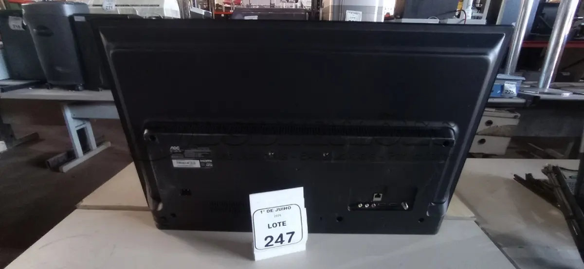 LOTE 247 - 01 TV LED 32’’ MARCA AOC. (NO ESTADO) ATENÇÃO! FAZER A VISITAÇÃO ANTES DE ARREMATAR, NÃO SABEMOS SE FUNCIONA, LEILÃO NÃO TEM GARANTIA E NEM DEVOLUÇÃO, SUJEITO A POSSÍVEIS AVARIAS VISÍVEIS/OCULTAS E/OU AUSÊNCIA DE COMPONENTES.