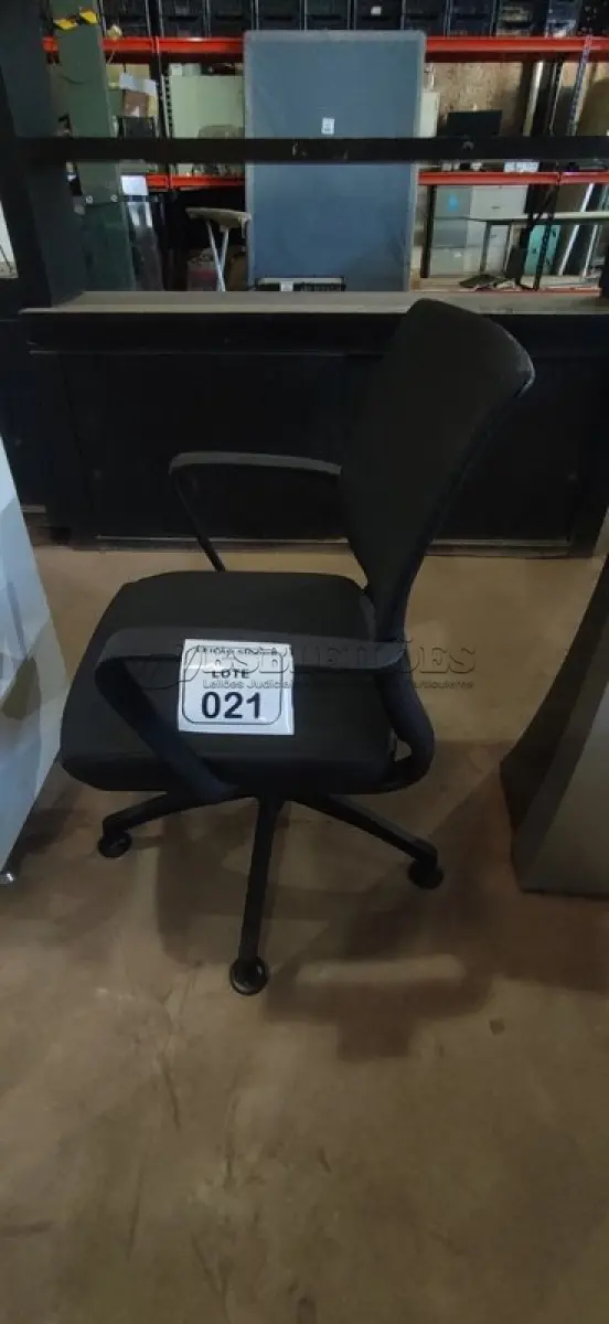 LOTE 021 - 01 CADEIRA PARA ESCRITÓRIO EXECUTIVA PRETA. (NO ESTADO) ATENÇÃO! FAZER A VISITAÇÃO ANTES DE ARREMATAR, NÃO SABEMOS SE FUNCIONA, LEILÃO NÃO TEM GARANTIA E NEM DEVOLUÇÃO, SUJEITO A POSSÍVEIS AVARIAS VISÍVEIS/OCULTAS E/OU AUSÊNCIA DE COMPONENTES.