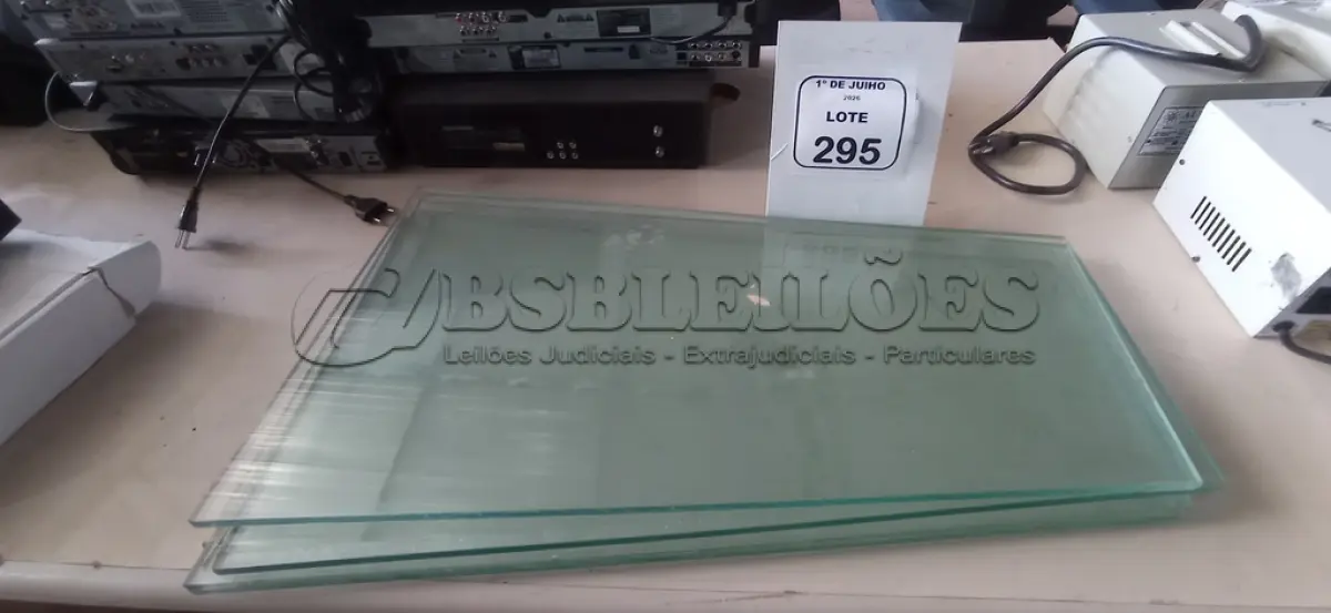 LOTE 295 - 04 VIDROS DE 0,64 CM EM FORMA TRAPEZOIDAL. (NO ESTADO) ATENÇÃO! FAZER A VISITAÇÃO ANTES DE ARREMATAR, NÃO SABEMOS SE FUNCIONA, LEILÃO NÃO TEM GARANTIA E NEM DEVOLUÇÃO, SUJEITO A POSSÍVEIS AVARIAS VISÍVEIS/OCULTAS E/OU AUSÊNCIA DE COMPONENTES.