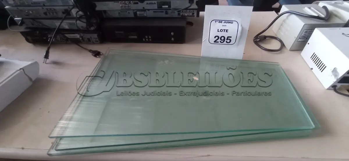 LOTE 295 - 04 VIDROS DE 0,64 CM EM FORMA TRAPEZOIDAL. (NO ESTADO) ATENÇÃO! FAZER A VISITAÇÃO ANTES DE ARREMATAR, NÃO SABEMOS SE FUNCIONA, LEILÃO NÃO TEM GARANTIA E NEM DEVOLUÇÃO, SUJEITO A POSSÍVEIS AVARIAS VISÍVEIS/OCULTAS E/OU AUSÊNCIA DE COMPONENTES.