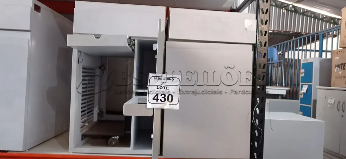 LOTE 430 - 02 ARMÁRIOS PARA CPU COM 01 PORTA E 01 GAVETA. (NO ESTADO) ATENÇÃO! FAZER A VISITAÇÃO ANTES DE ARREMATAR, NÃO SABEMOS SE FUNCIONA, LEILÃO NÃO TEM GARANTIA E NEM DEVOLUÇÃO, SUJEITO A POSSÍVEIS AVARIAS VISÍVEIS/OCULTAS E/OU AUSÊNCIA DE COMPONENTES.