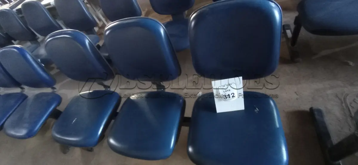 LOTE 312 - 01 CADEIRA TIPO LONGARINA COM 03 LUGARES. (NO ESTADO) ATENÇÃO! FAZER A VISITAÇÃO ANTES DE ARREMATAR, NÃO SABEMOS SE FUNCIONA, LEILÃO NÃO TEM GARANTIA E NEM DEVOLUÇÃO, SUJEITO A POSSÍVEIS AVARIAS VISÍVEIS/OCULTAS E/OU AUSÊNCIA DE COMPONENTES.