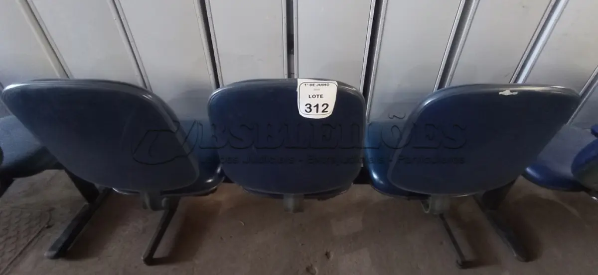 LOTE 312 - 01 CADEIRA TIPO LONGARINA COM 03 LUGARES. (NO ESTADO) ATENÇÃO! FAZER A VISITAÇÃO ANTES DE ARREMATAR, NÃO SABEMOS SE FUNCIONA, LEILÃO NÃO TEM GARANTIA E NEM DEVOLUÇÃO, SUJEITO A POSSÍVEIS AVARIAS VISÍVEIS/OCULTAS E/OU AUSÊNCIA DE COMPONENTES.