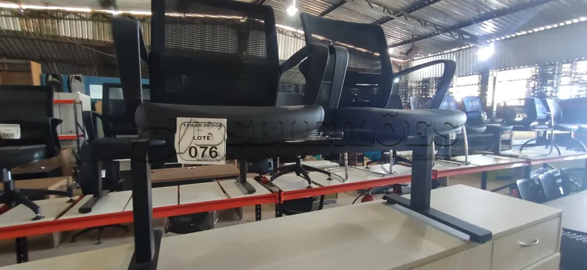 LOTE 076 - 01 LONGARINA MARELLI NA COR PRETAS COM ENCOSTO DE TELA. (NO ESTADO) ATENÇÃO! FAZER A VISITAÇÃO ANTES DE ARREMATAR, NÃO SABEMOS SE FUNCIONA, LEILÃO NÃO TEM GARANTIA E NEM DEVOLUÇÃO, SUJEITO A POSSÍVEIS AVARIAS VISÍVEIS/OCULTAS E/OU AUSÊNCIA DE COMPONENTES.