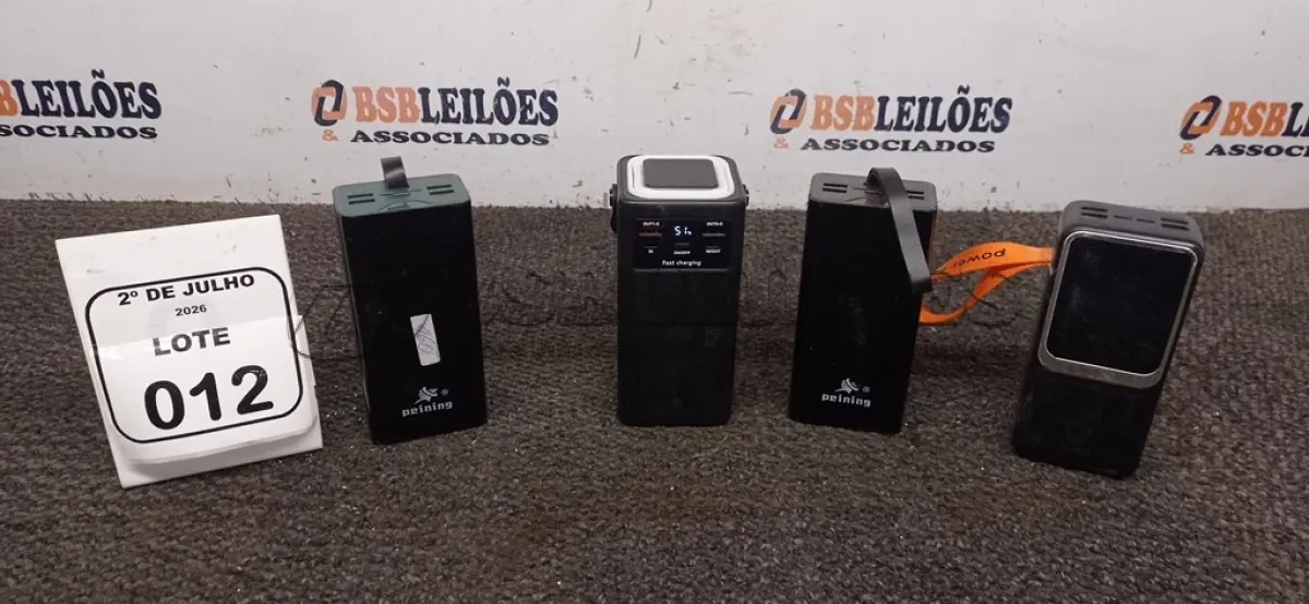 LOTE 012 - 04 POWER BANK DE MARCAS DIVERSAS. (NO ESTADO) ATENÇÃO! FAZER A VISITAÇÃO ANTES DE ARREMATAR, NÃO SABEMOS SE FUNCIONA, LEILÃO NÃO TEM GARANTIA E NEM DEVOLUÇÃO, SUJEITO A POSSÍVEIS AVARIAS VISÍVEIS/OCULTAS E/OU AUSÊNCIA DE COMPONENTES.