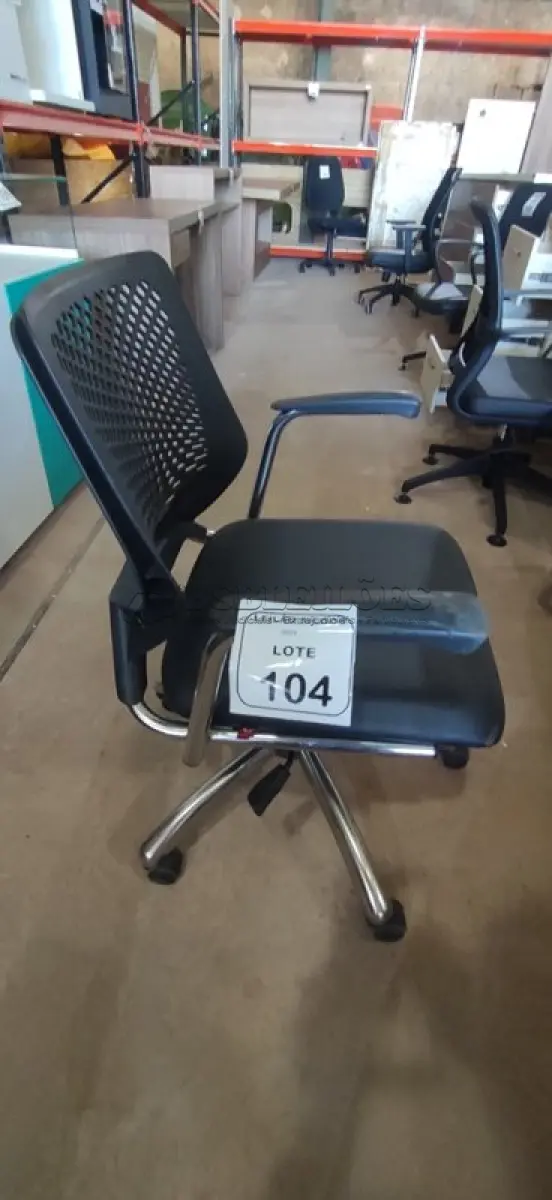 LOTE 104 - 01 CADEIRA PLAX METAL EXECUTIVA GIRATÓRIA COM BASE CROMADA. (NO ESTADO) ATENÇÃO! FAZER A VISITAÇÃO ANTES DE ARREMATAR, NÃO SABEMOS SE FUNCIONA, LEILÃO NÃO TEM GARANTIA E NEM DEVOLUÇÃO, SUJEITO A POSSÍVEIS AVARIAS VISÍVEIS/OCULTAS E/OU AUSÊNCIA DE COMPONENTES.