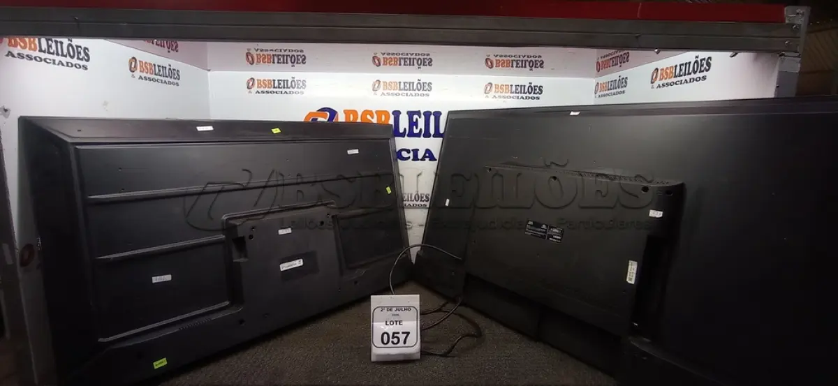 LOTE 057 - 02 TVS PARA RETIRADA DE PEÇAS MARCAS VIZZION E PHILCO. (NO ESTADO) ATENÇÃO! FAZER A VISITAÇÃO ANTES DE ARREMATAR, NÃO SABEMOS SE FUNCIONA, LEILÃO NÃO TEM GARANTIA E NEM DEVOLUÇÃO, SUJEITO A POSSÍVEIS AVARIAS VISÍVEIS/OCULTAS E/OU AUSÊNCIA DE COMPONENTES.