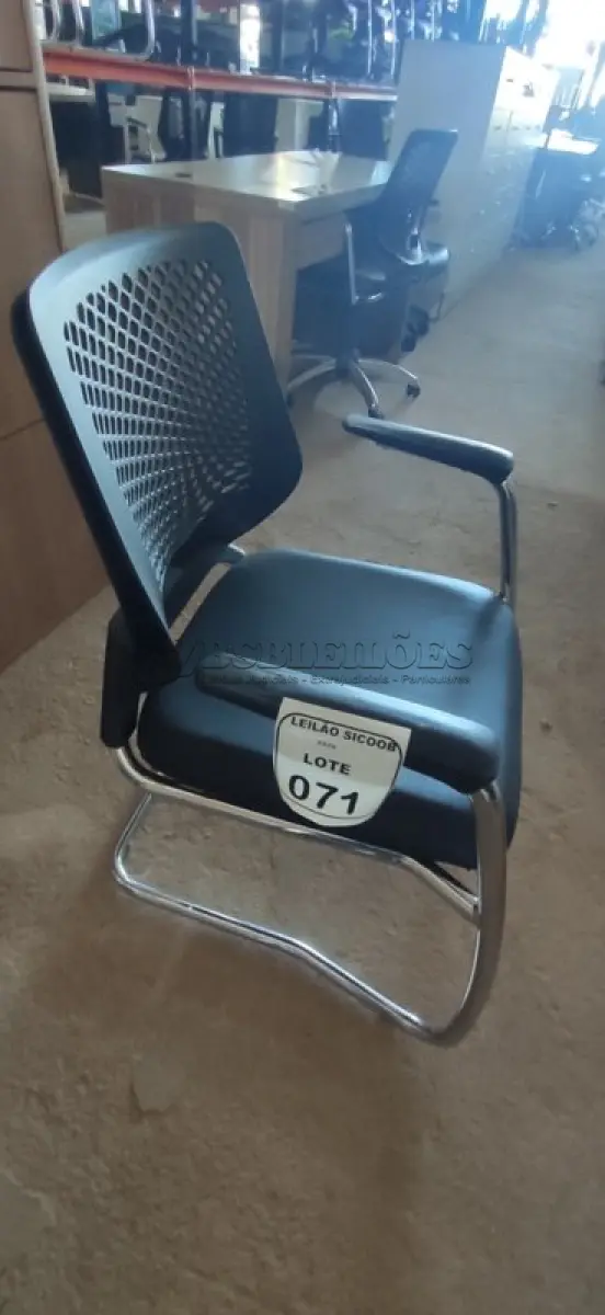 LOTE 071 - 01 CADEIRA PLAX METAL EXECUTIVA FIXA ESTRUTURA CROMADA. (NO ESTADO) ATENÇÃO! FAZER A VISITAÇÃO ANTES DE ARREMATAR, NÃO SABEMOS SE FUNCIONA, LEILÃO NÃO TEM GARANTIA E NEM DEVOLUÇÃO, SUJEITO A POSSÍVEIS AVARIAS VISÍVEIS/OCULTAS E/OU AUSÊNCIA DE COMPONENTES.
