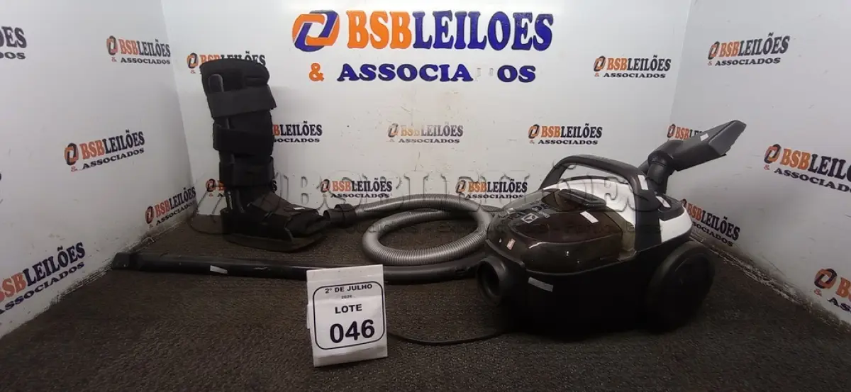 LOTE 046 - 01 ASPIRADOR DE PÓ 220V MARCA ELECTROLUX E 01 BOTA ORTOPÉDICA MARCA MERCUR. (NO ESTADO) ATENÇÃO! FAZER A VISITAÇÃO ANTES DE ARREMATAR, NÃO SABEMOS SE FUNCIONA, LEILÃO NÃO TEM GARANTIA E NEM DEVOLUÇÃO, SUJEITO A POSSÍVEIS AVARIAS VISÍVEIS/OCULTAS E/OU AUSÊNCIA DE COMPONENTES.