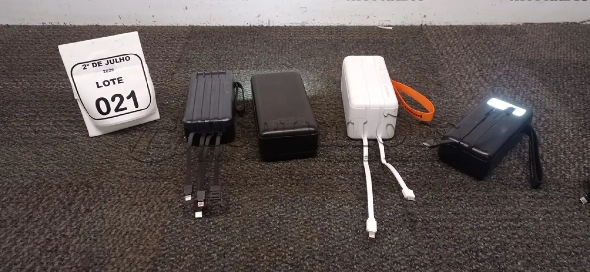 LOTE 021 - 04 POWER BANK DE MARCAS DIVERSAS. (NO ESTADO) ATENÇÃO! FAZER A VISITAÇÃO ANTES DE ARREMATAR, NÃO SABEMOS SE FUNCIONA, LEILÃO NÃO TEM GARANTIA E NEM DEVOLUÇÃO, SUJEITO A POSSÍVEIS AVARIAS VISÍVEIS/OCULTAS E/OU AUSÊNCIA DE COMPONENTES.