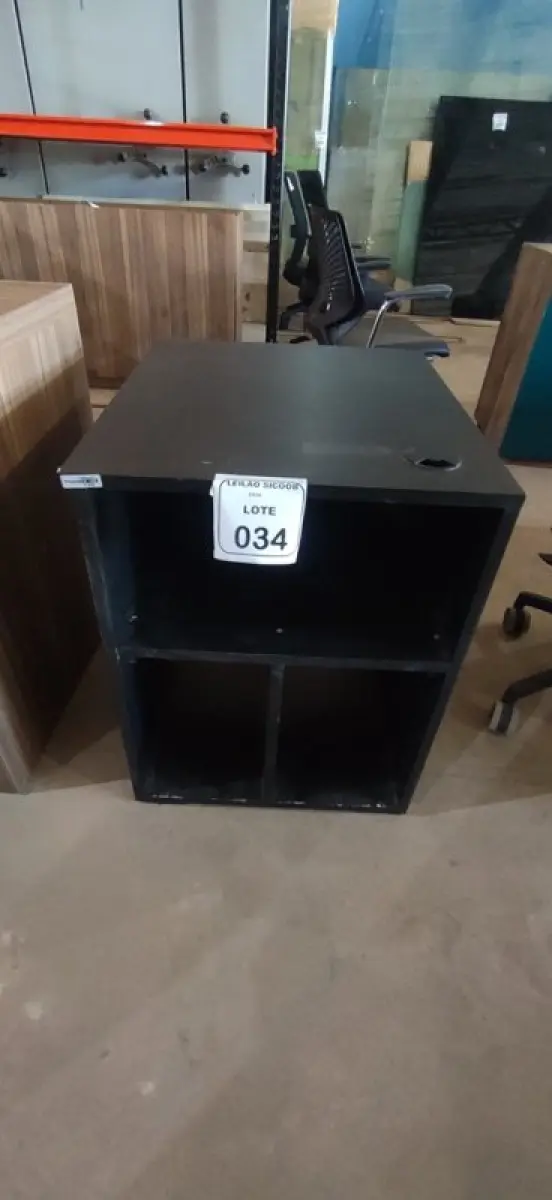 LOTE 034 - 01 MÓVEL PEQUENO EM MADEIRA NA COR PRETA. (NO ESTADO) ATENÇÃO! FAZER A VISITAÇÃO ANTES DE ARREMATAR, NÃO SABEMOS SE FUNCIONA, LEILÃO NÃO TEM GARANTIA E NEM DEVOLUÇÃO, SUJEITO A POSSÍVEIS AVARIAS VISÍVEIS/OCULTAS E/OU AUSÊNCIA DE COMPONENTES.