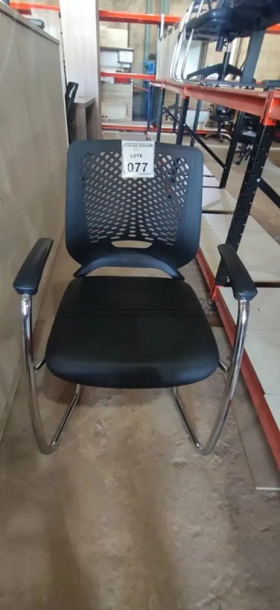 LOTE 077 - 01 CADEIRA PLAX METAL EXECUTIVA FIXA ESTRUTURA CROMADA. (NO ESTADO) ATENÇÃO! FAZER A VISITAÇÃO ANTES DE ARREMATAR, NÃO SABEMOS SE FUNCIONA, LEILÃO NÃO TEM GARANTIA E NEM DEVOLUÇÃO, SUJEITO A POSSÍVEIS AVARIAS VISÍVEIS/OCULTAS E/OU AUSÊNCIA DE COMPONENTES.