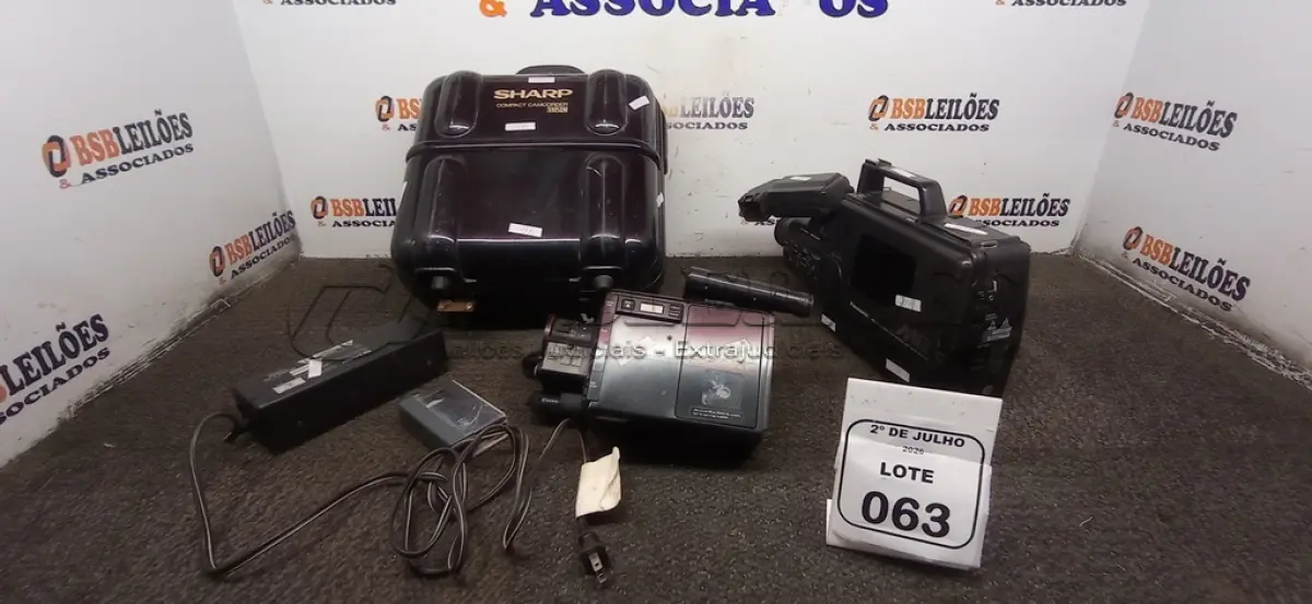 LOTE 063 - 01 FILMADORA ANTIGA MARCA PANASONIC E 01 FILMADORA MARCA SHARP COM CASE. (NO ESTADO) ATENÇÃO! FAZER A VISITAÇÃO ANTES DE ARREMATAR, NÃO SABEMOS SE FUNCIONA, LEILÃO NÃO TEM GARANTIA E NEM DEVOLUÇÃO, SUJEITO A POSSÍVEIS AVARIAS VISÍVEIS/OCULTAS E/OU AUSÊNCIA DE COMPONENTES.