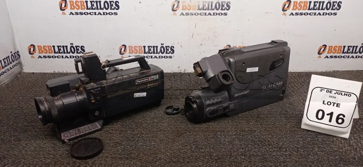 LOTE 016 - 02 FILMADORAS ANTIGAS MARCAS SHARP E NATIONAL. (NO ESTADO) ATENÇÃO! FAZER A VISITAÇÃO ANTES DE ARREMATAR, NÃO SABEMOS SE FUNCIONA, LEILÃO NÃO TEM GARANTIA E NEM DEVOLUÇÃO, SUJEITO A POSSÍVEIS AVARIAS VISÍVEIS/OCULTAS E/OU AUSÊNCIA DE COMPONENTES.