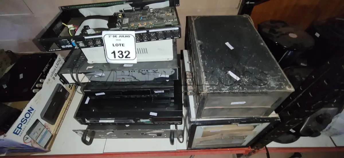 LOTE 132 - 01 AMPLIFICADOR DE SOM MODELO DSR 720 MARCAS CICLOTRON, 01 APARELHO DE VÍDEO CASSETE, 01 DISC PLAYER, 01 TRANSCEPTOR MONOCANAL, 01 FONTE DE ALIMENTAÇÃO E VÁRIOS APARELHOS ELETRÔNICOS DIVERSOS. (NO ESTADO) ATENÇÃO! FAZER A VISITAÇÃO ANTES DE ARREMATAR, NÃO SABEMOS SE FUNCIONA, LEILÃO NÃO TEM GARANTIA E NEM DEVOLUÇÃO, SUJEITO A POSSÍVEIS AVARIAS VISÍVEIS/OCULTAS E/OU AUSÊNCIA DE COMPONENTES.