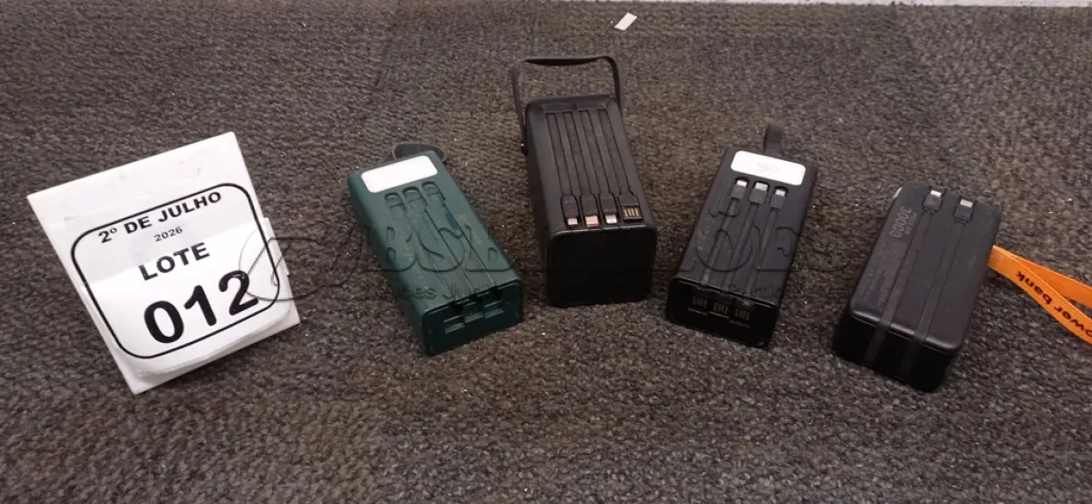LOTE 012 - 04 POWER BANK DE MARCAS DIVERSAS. (NO ESTADO) ATENÇÃO! FAZER A VISITAÇÃO ANTES DE ARREMATAR, NÃO SABEMOS SE FUNCIONA, LEILÃO NÃO TEM GARANTIA E NEM DEVOLUÇÃO, SUJEITO A POSSÍVEIS AVARIAS VISÍVEIS/OCULTAS E/OU AUSÊNCIA DE COMPONENTES.