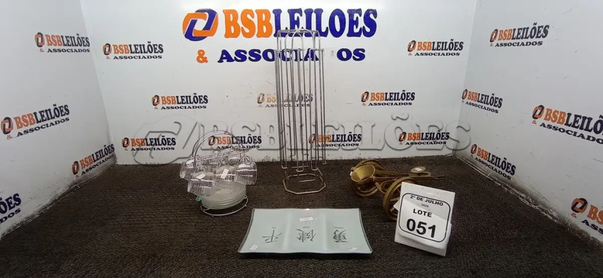 LOTE 051 - 01 LOTE COM VÁRIAS XÍCARAS E ITENS DECORATIVOS DIVERSOS. (NO ESTADO) ATENÇÃO! FAZER A VISITAÇÃO ANTES DE ARREMATAR, NÃO SABEMOS SE FUNCIONA, LEILÃO NÃO TEM GARANTIA E NEM DEVOLUÇÃO, SUJEITO A POSSÍVEIS AVARIAS VISÍVEIS/OCULTAS E/OU AUSÊNCIA DE COMPONENTES.