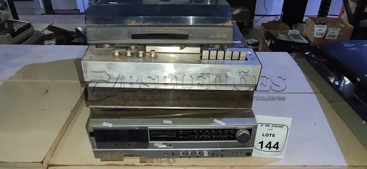 LOTE 144 - 02 TOCA VINIL, 01 TRANSCEPTOR MONOCROMÁTICO, 01 APARELHO DE VÍDEO CASSETE E VÁRIOS APARELHOS DE ÁUDIO DE MODELOS ANTIGOS DIVERSOS. (NO ESTADO) ATENÇÃO! FAZER A VISITAÇÃO ANTES DE ARREMATAR, NÃO SABEMOS SE FUNCIONA, LEILÃO NÃO TEM GARANTIA E NEM DEVOLUÇÃO, SUJEITO A POSSÍVEIS AVARIAS VISÍVEIS/OCULTAS E/OU AUSÊNCIA DE COMPONENTES.