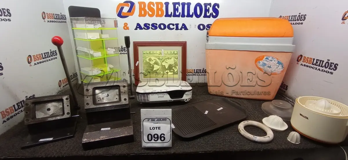 LOTE 096 - 01 EXPOSITOR PARA ACESSÓRIOS DE CELULAR, 01 PROJETOR MARCA EPSON, 02 GUILHOTINAS PARA CARTÕES, 01 CAIXA TÉRMICA, 01 ESPREMEDOR ANTIGO E VÁRIOS CABOS PARA CELULARES. (NO ESTADO) ATENÇÃO! FAZER A VISITAÇÃO ANTES DE ARREMATAR, NÃO SABEMOS SE FUNCIONA, LEILÃO NÃO TEM GARANTIA E NEM DEVOLUÇÃO, SUJEITO A POSSÍVEIS AVARIAS VISÍVEIS/OCULTAS E/OU AUSÊNCIA DE COMPONENTES.