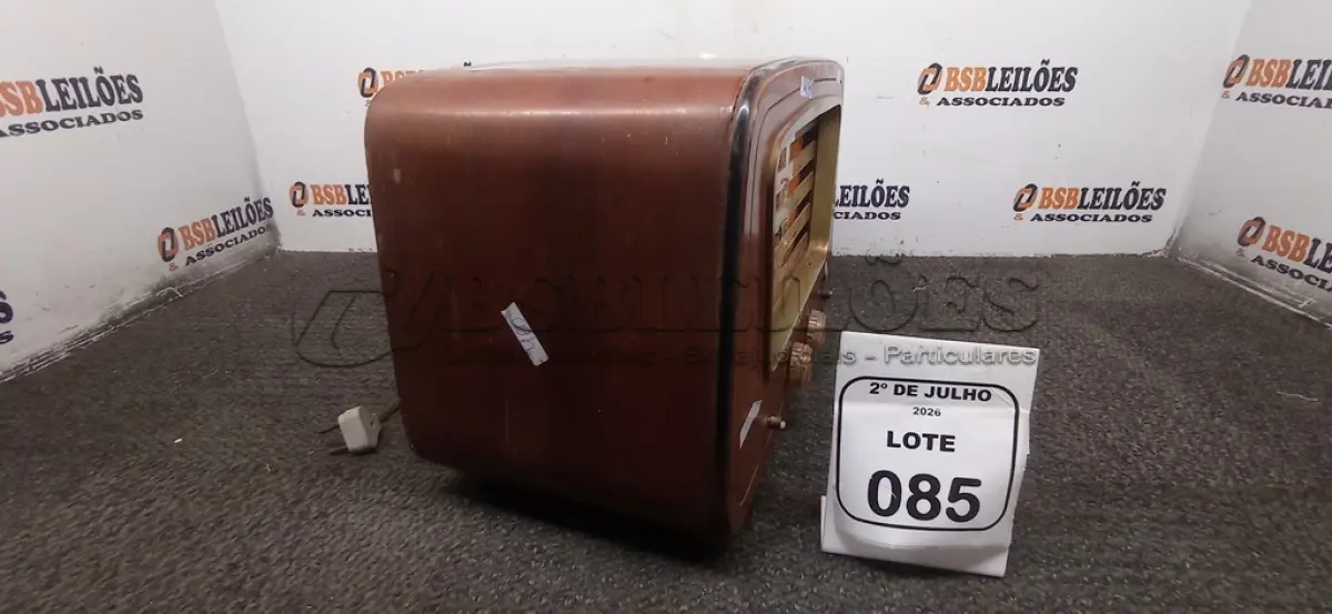 LOTE 085 - 01 RÁDIO ANTIGO COM AVARIAS. (NO ESTADO) ATENÇÃO! FAZER A VISITAÇÃO ANTES DE ARREMATAR, NÃO SABEMOS SE FUNCIONA, LEILÃO NÃO TEM GARANTIA E NEM DEVOLUÇÃO, SUJEITO A POSSÍVEIS AVARIAS VISÍVEIS/OCULTAS E/OU AUSÊNCIA DE COMPONENTES.