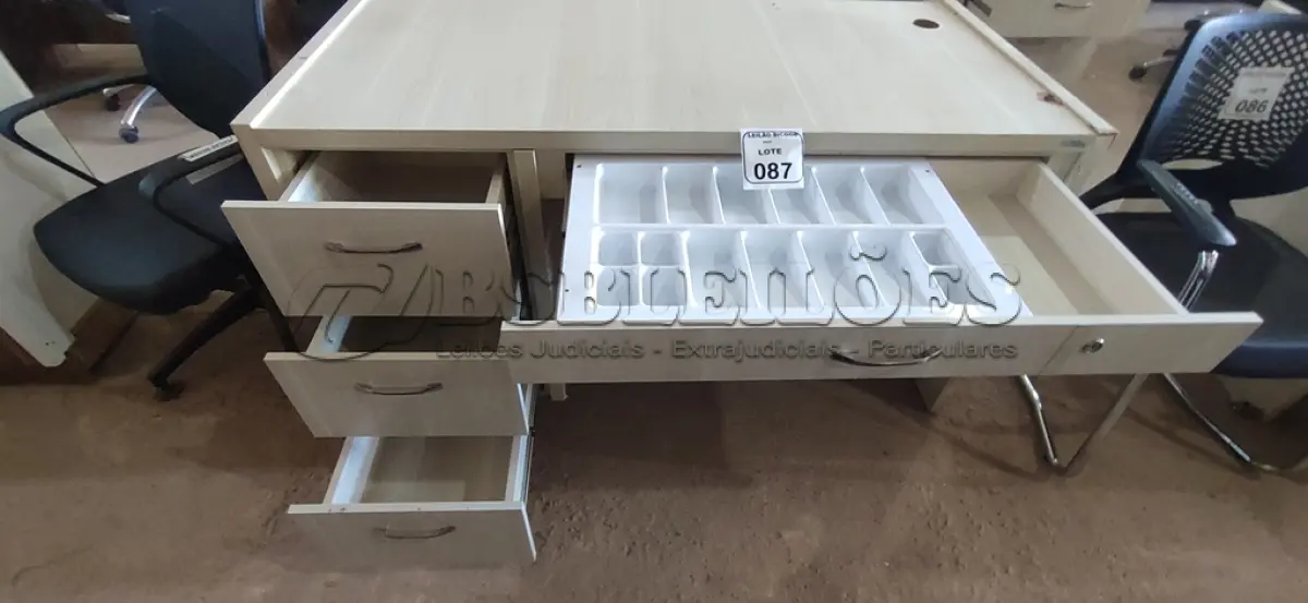 LOTE 087 - 01 MESA EM MADEIRA PARA ESCRITÓRIO/ CAIXA COM 04 GAVETAS. (NO ESTADO) ATENÇÃO! FAZER A VISITAÇÃO ANTES DE ARREMATAR, NÃO SABEMOS SE FUNCIONA, LEILÃO NÃO TEM GARANTIA E NEM DEVOLUÇÃO, SUJEITO A POSSÍVEIS AVARIAS VISÍVEIS/OCULTAS E/OU AUSÊNCIA DE COMPONENTES.
