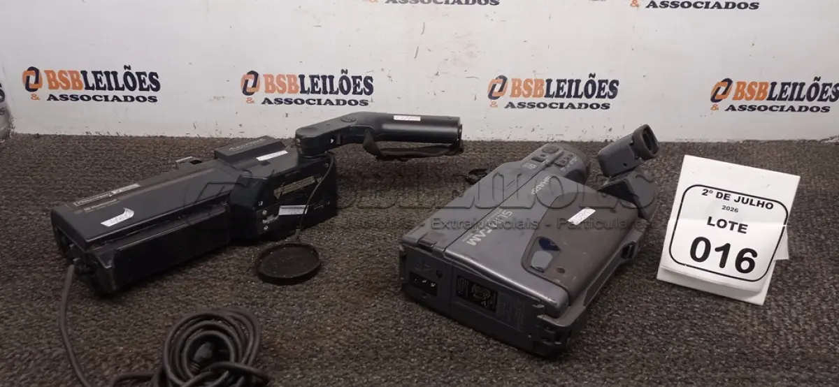 LOTE 016 - 02 FILMADORAS ANTIGAS MARCAS SHARP E NATIONAL. (NO ESTADO) ATENÇÃO! FAZER A VISITAÇÃO ANTES DE ARREMATAR, NÃO SABEMOS SE FUNCIONA, LEILÃO NÃO TEM GARANTIA E NEM DEVOLUÇÃO, SUJEITO A POSSÍVEIS AVARIAS VISÍVEIS/OCULTAS E/OU AUSÊNCIA DE COMPONENTES.