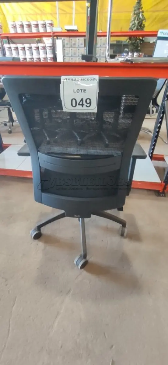 LOTE 049 - 01 CADEIRA PARA ESCRITÓRIO GIRATÓRIA ERGONÔMICA MARELLI COM ENCOSTO EM TELA MESH PRETA. (NO ESTADO) ATENÇÃO! FAZER A VISITAÇÃO ANTES DE ARREMATAR, NÃO SABEMOS SE FUNCIONA, LEILÃO NÃO TEM GARANTIA E NEM DEVOLUÇÃO, SUJEITO A POSSÍVEIS AVARIAS VISÍVEIS/OCULTAS E/OU AUSÊNCIA DE COMPONENTES.