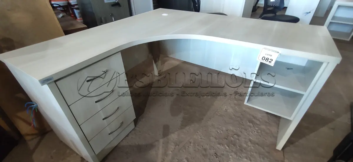 LOTE 082 - 01 MESA EM MADEIRA EM L COM 04 GAVETAS. (NO ESTADO) ATENÇÃO! FAZER A VISITAÇÃO ANTES DE ARREMATAR, NÃO SABEMOS SE FUNCIONA, LEILÃO NÃO TEM GARANTIA E NEM DEVOLUÇÃO, SUJEITO A POSSÍVEIS AVARIAS VISÍVEIS/OCULTAS E/OU AUSÊNCIA DE COMPONENTES.