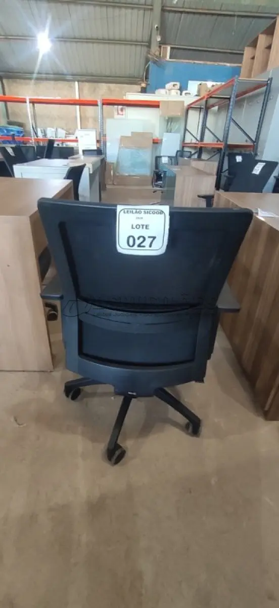LOTE 027 - 01 CADEIRA PARA ESCRITÓRIO GIRATÓRIA ERGONÔMICA MARELLI COM ENCOSTO EM TELA MESH PRETA. (NO ESTADO) ATENÇÃO! FAZER A VISITAÇÃO ANTES DE ARREMATAR, NÃO SABEMOS SE FUNCIONA, LEILÃO NÃO TEM GARANTIA E NEM DEVOLUÇÃO, SUJEITO A POSSÍVEIS AVARIAS VISÍVEIS/OCULTAS E/OU AUSÊNCIA DE COMPONENTES.