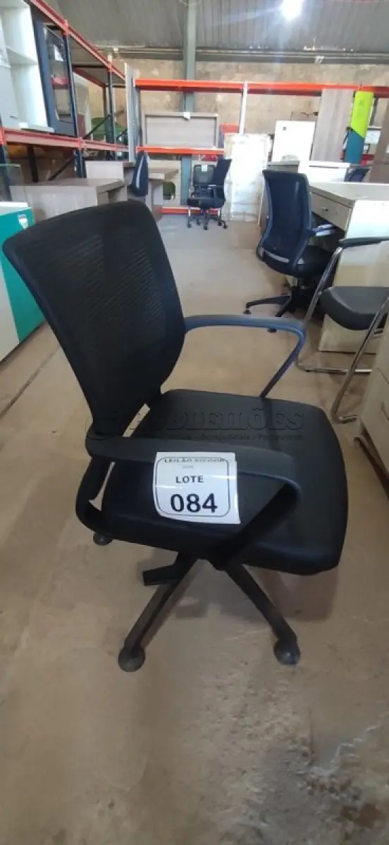 LOTE 084 - 01 CADEIRA PARA ESCRITÓRIO EXECUTIVA PRETA. (NO ESTADO) ATENÇÃO! FAZER A VISITAÇÃO ANTES DE ARREMATAR, NÃO SABEMOS SE FUNCIONA, LEILÃO NÃO TEM GARANTIA E NEM DEVOLUÇÃO, SUJEITO A POSSÍVEIS AVARIAS VISÍVEIS/OCULTAS E/OU AUSÊNCIA DE COMPONENTES.