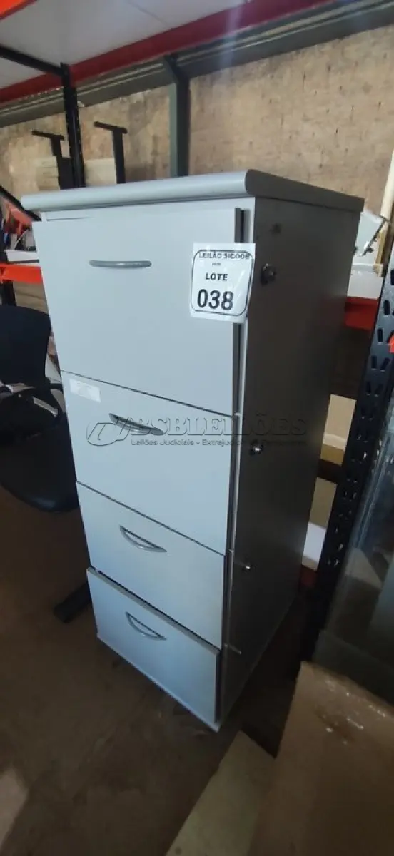 LOTE 038 - 01 ARQUIVO EM MADEIRA COM 04 GAVETAS. (NO ESTADO) ATENÇÃO! FAZER A VISITAÇÃO ANTES DE ARREMATAR, NÃO SABEMOS SE FUNCIONA, LEILÃO NÃO TEM GARANTIA E NEM DEVOLUÇÃO, SUJEITO A POSSÍVEIS AVARIAS VISÍVEIS/OCULTAS E/OU AUSÊNCIA DE COMPONENTES.