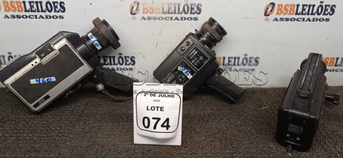 LOTE 074 - 03 FILMADORAS ANTIGAS DE MARCAS E MODELOS DIVERSOS. (NO ESTADO) ATENÇÃO! FAZER A VISITAÇÃO ANTES DE ARREMATAR, NÃO SABEMOS SE FUNCIONA, LEILÃO NÃO TEM GARANTIA E NEM DEVOLUÇÃO, SUJEITO A POSSÍVEIS AVARIAS VISÍVEIS/OCULTAS E/OU AUSÊNCIA DE COMPONENTES.