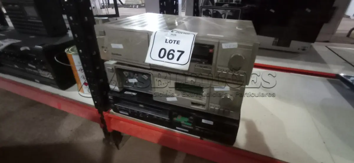 LOTE 067 - 02 RÁDIOS MODELO DS-20 MARCA GRADIENTE E 01 APARELHO DE VÍDEO CASSETE. (NO ESTADO) ATENÇÃO! FAZER A VISITAÇÃO ANTES DE ARREMATAR, NÃO SABEMOS SE FUNCIONA, LEILÃO NÃO TEM GARANTIA E NEM DEVOLUÇÃO, SUJEITO A POSSÍVEIS AVARIAS VISÍVEIS/OCULTAS E/OU AUSÊNCIA DE COMPONENTES.
