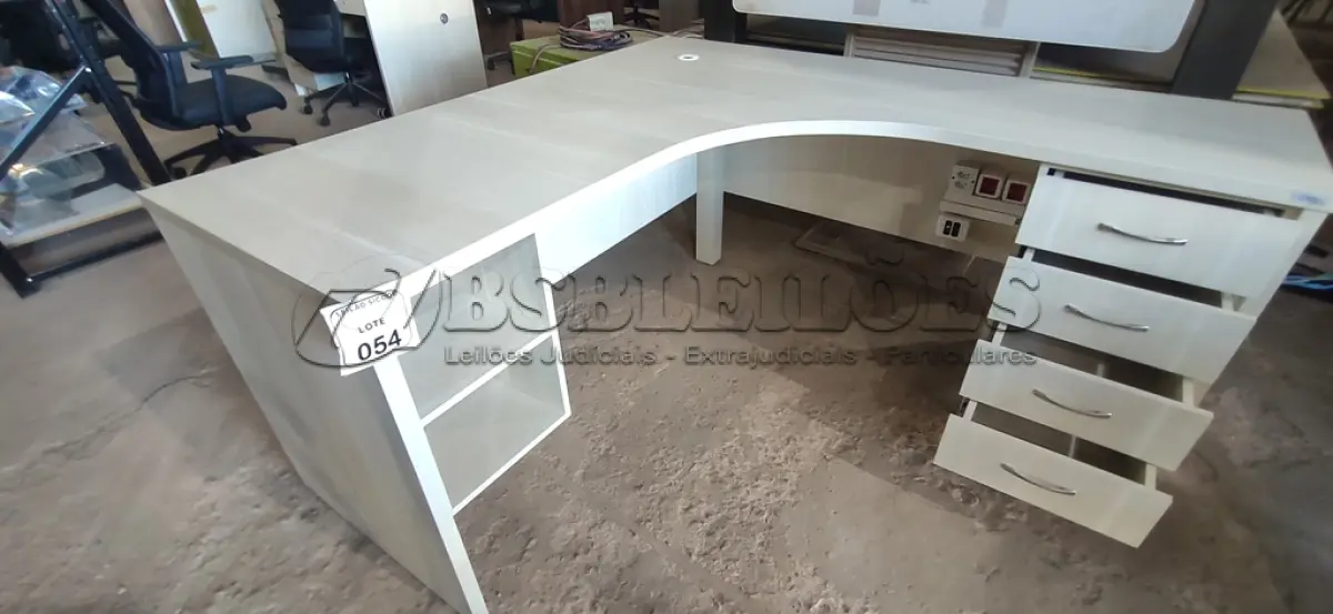 LOTE 054 - 01 MESA EM MADEIRA PARA ESCRITÓRIO EM L COM 04 GAVETAS. (NO ESTADO) ATENÇÃO! FAZER A VISITAÇÃO ANTES DE ARREMATAR, NÃO SABEMOS SE FUNCIONA, LEILÃO NÃO TEM GARANTIA E NEM DEVOLUÇÃO, SUJEITO A POSSÍVEIS AVARIAS VISÍVEIS/OCULTAS E/OU AUSÊNCIA DE COMPONENTES.