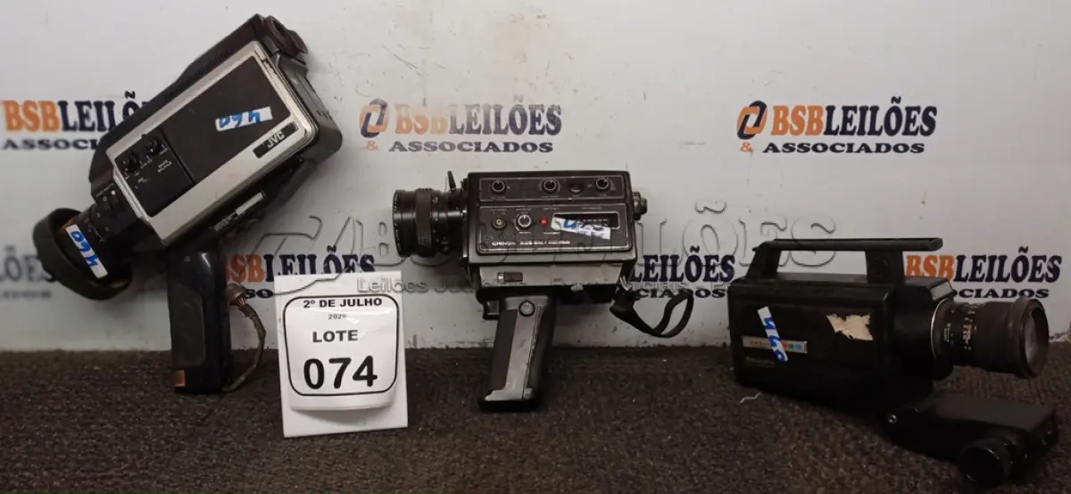 LOTE 074 - 03 FILMADORAS ANTIGAS DE MARCAS E MODELOS DIVERSOS. (NO ESTADO) ATENÇÃO! FAZER A VISITAÇÃO ANTES DE ARREMATAR, NÃO SABEMOS SE FUNCIONA, LEILÃO NÃO TEM GARANTIA E NEM DEVOLUÇÃO, SUJEITO A POSSÍVEIS AVARIAS VISÍVEIS/OCULTAS E/OU AUSÊNCIA DE COMPONENTES.