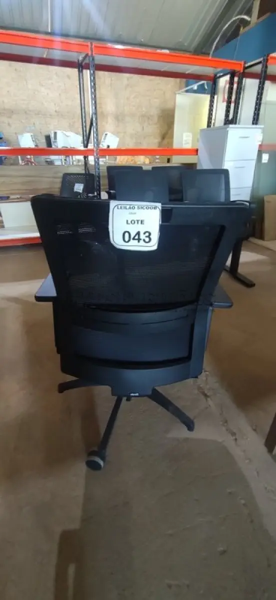 LOTE 043 - 01 CADEIRA PARA ESCRITÓRIO GIRATÓRIA ERGONÔMICA KATA BONNO COM ENCOSTO EM TELA MESH PRETA. (NO ESTADO) ATENÇÃO! FAZER A VISITAÇÃO ANTES DE ARREMATAR, NÃO SABEMOS SE FUNCIONA, LEILÃO NÃO TEM GARANTIA E NEM DEVOLUÇÃO, SUJEITO A POSSÍVEIS AVARIAS VISÍVEIS/OCULTAS E/OU AUSÊNCIA DE COMPONENTES.