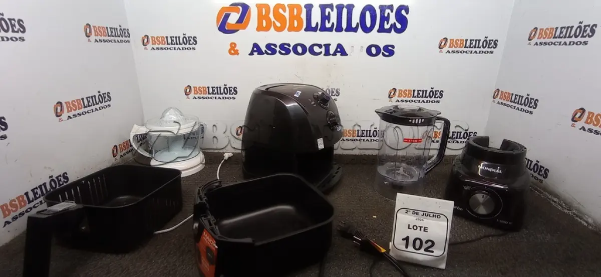 LOTE 102 - 01 AIR FRYER, 01 LIQUIDIFICADOR E 01 ESPREMEDOR DE FRUTAS. (NO ESTADO) ATENÇÃO! FAZER A VISITAÇÃO ANTES DE ARREMATAR, NÃO SABEMOS SE FUNCIONA, LEILÃO NÃO TEM GARANTIA E NEM DEVOLUÇÃO, SUJEITO A POSSÍVEIS AVARIAS VISÍVEIS/OCULTAS E/OU AUSÊNCIA DE COMPONENTES.