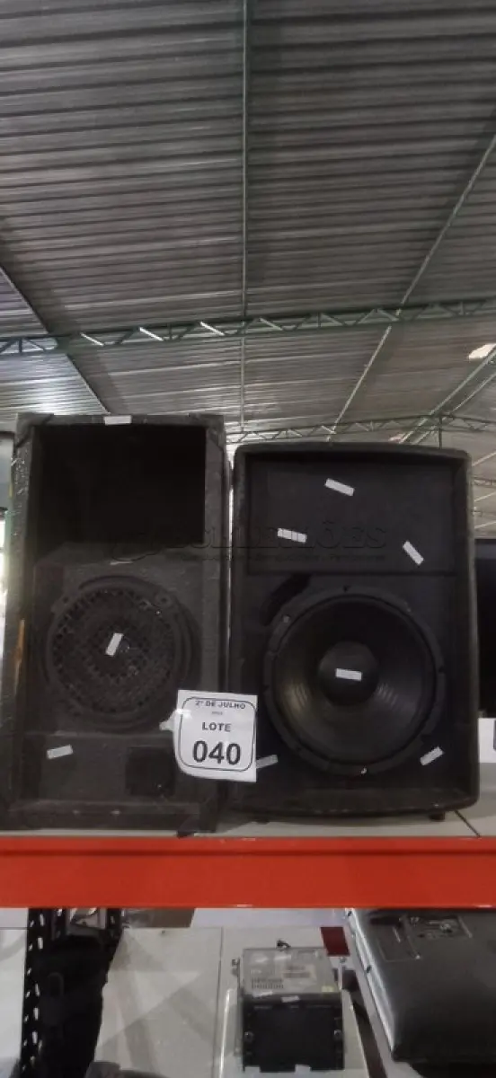 LOTE 040 - 02 CAIXAS DE SOM. (NO ESTADO) ATENÇÃO! FAZER A VISITAÇÃO ANTES DE ARREMATAR, NÃO SABEMOS SE FUNCIONA, LEILÃO NÃO TEM GARANTIA E NEM DEVOLUÇÃO, SUJEITO A POSSÍVEIS AVARIAS VISÍVEIS/OCULTAS E/OU AUSÊNCIA DE COMPONENTES.