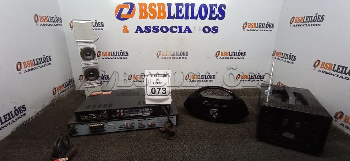 LOTE 073 - 01 HOME THEATER MARCA PHILCO, 01 APARELHO DE DVD, 01 RADIO/TV PORTÁTIL MARCA DIAMOND E 05 CAIXAS DE SOM. (NO ESTADO) ATENÇÃO! FAZER A VISITAÇÃO ANTES DE ARREMATAR, NÃO SABEMOS SE FUNCIONA, LEILÃO NÃO TEM GARANTIA E NEM DEVOLUÇÃO, SUJEITO A POSSÍVEIS AVARIAS VISÍVEIS/OCULTAS E/OU AUSÊNCIA DE COMPONENTES.