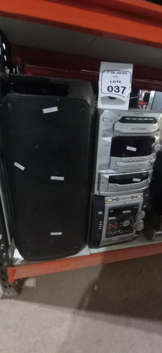 LOTE 037 - 03 APARELHOS DE SOM DE MARCAS E MODELOS DIVERSOS. (NO ESTADO) ATENÇÃO! FAZER A VISITAÇÃO ANTES DE ARREMATAR, NÃO SABEMOS SE FUNCIONA, LEILÃO NÃO TEM GARANTIA E NEM DEVOLUÇÃO, SUJEITO A POSSÍVEIS AVARIAS VISÍVEIS/OCULTAS E/OU AUSÊNCIA DE COMPONENTES.