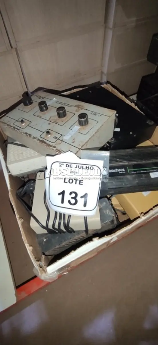 LOTE 131 - 01 APARELHO DE MEDIÇÃO, 01 EQUALIZADOR DE ÁUDIO, 01 CÂMARA DE ECO, 01 AMPLIFICADOR DE ÁUDIO, 01 SECRETARIA ELETRÔNICA E VÁRIOS APARELHOS DE TELEFONIA ANTIGOS PARA RETIRADA DE PEÇAS. (NO ESTADO) ATENÇÃO! FAZER A VISITAÇÃO ANTES DE ARREMATAR, NÃO SABEMOS SE FUNCIONA, LEILÃO NÃO TEM GARANTIA E NEM DEVOLUÇÃO, SUJEITO A POSSÍVEIS AVARIAS VISÍVEIS/OCULTAS E/OU AUSÊNCIA DE COMPONENTES.