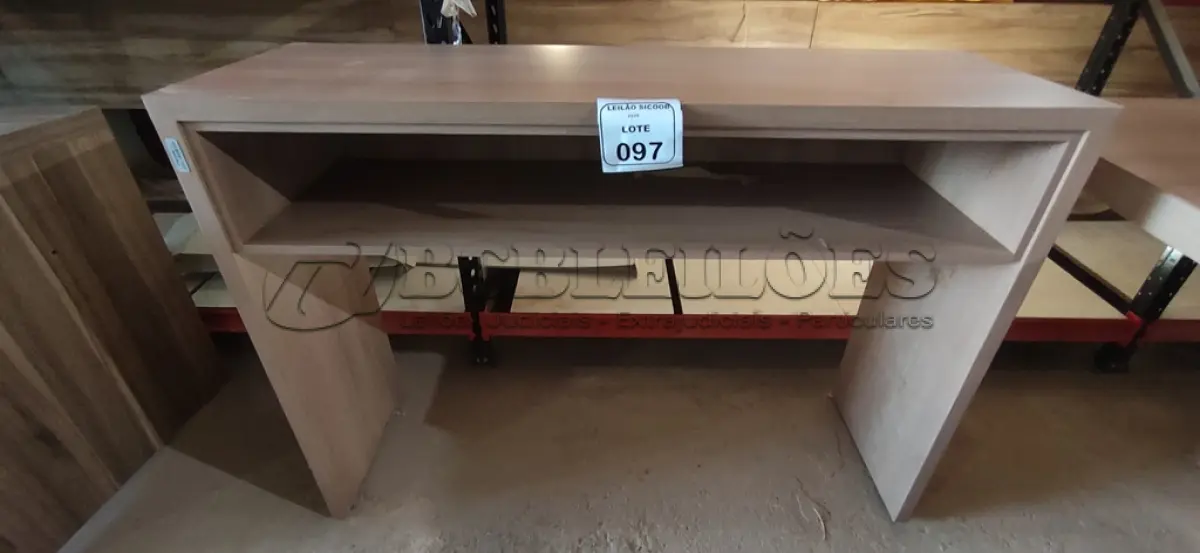 LOTE 097 - 01 APARADOR EM MADEIRA. (NO ESTADO) ATENÇÃO! FAZER A VISITAÇÃO ANTES DE ARREMATAR, NÃO SABEMOS SE FUNCIONA, LEILÃO NÃO TEM GARANTIA E NEM DEVOLUÇÃO, SUJEITO A POSSÍVEIS AVARIAS VISÍVEIS/OCULTAS E/OU AUSÊNCIA DE COMPONENTES.